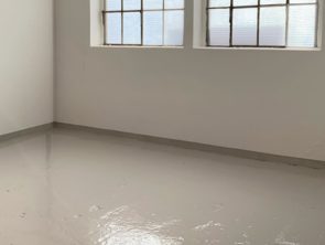 Bild vom Garage mit weißen Wänden und einer neuen grauen Bodenbeschichtung mit Sto Cretec.