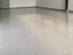 Nahaufnahme eines Betonbodens mit glänzender Bodenbeschichtung