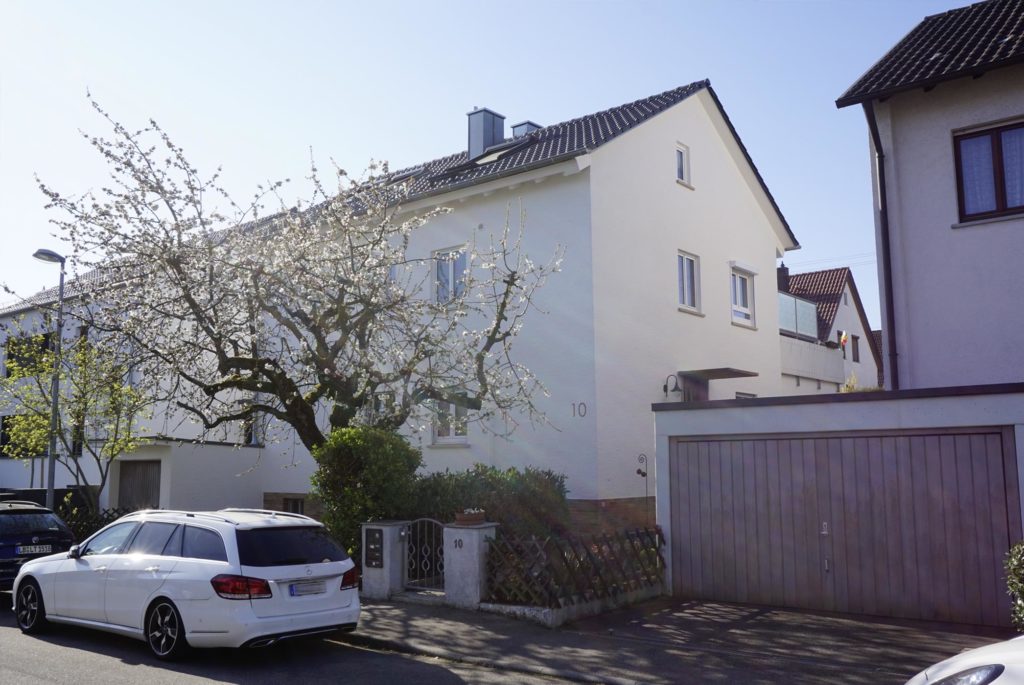 großes Haus neben der Straße mit weißem Anstrich