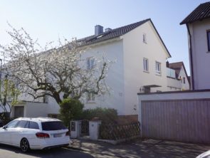 großes Haus neben der Straße mit weißem Anstrich
