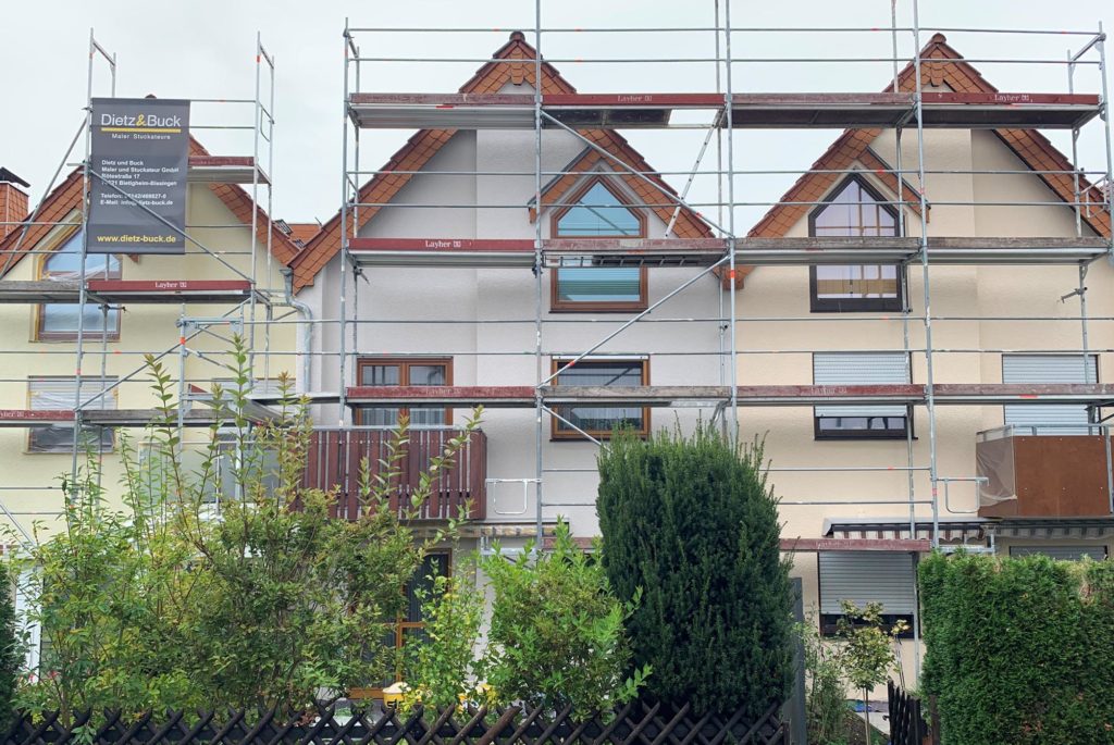 Reihenhäuser mit Gerüst für Fassadenrenovierung