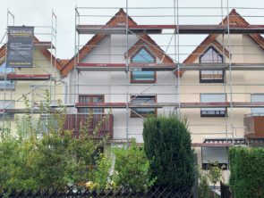 Reihenhäuser mit Gerüst für Fassadenrenovierung