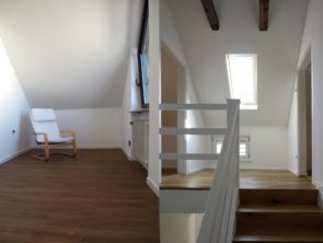 Aufnahmen eines Treppenhauses mit Holz und weißen Wänden nach einer Innenraumgestaltung von Dietz & Buck