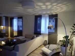 Bild von einem modernen und möblierten Wohnzimmer nach einer Anstricharbeit von einem Maler in Bietigheim-Bissingen.